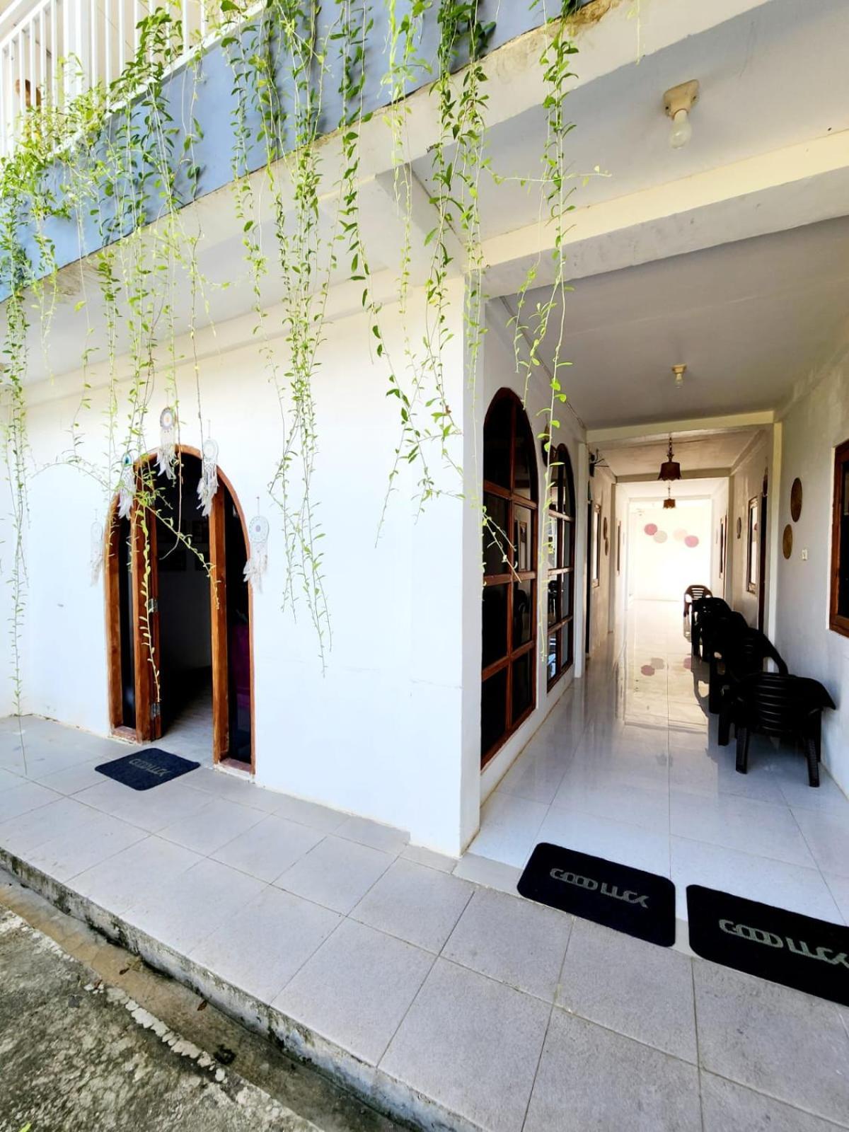 D'Flora Homestay Labuan Bajo Buitenkant foto