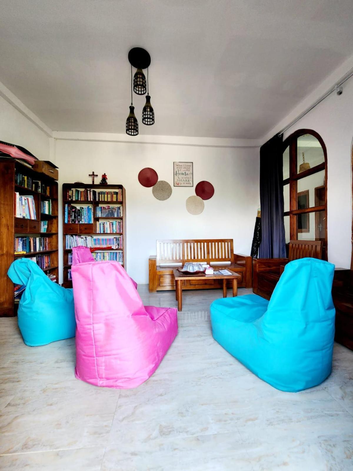 D'Flora Homestay Labuan Bajo Buitenkant foto