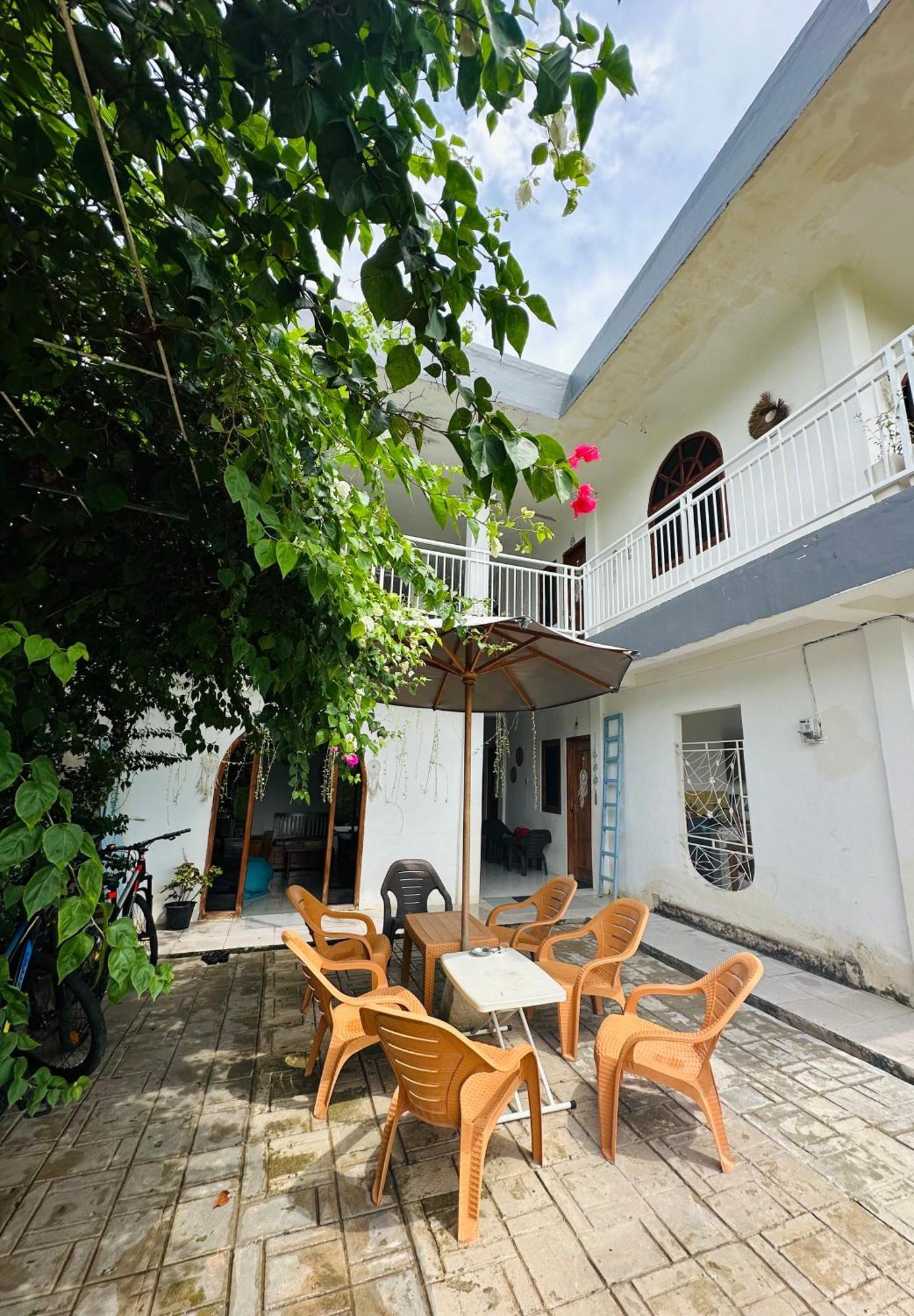 D'Flora Homestay Labuan Bajo Buitenkant foto