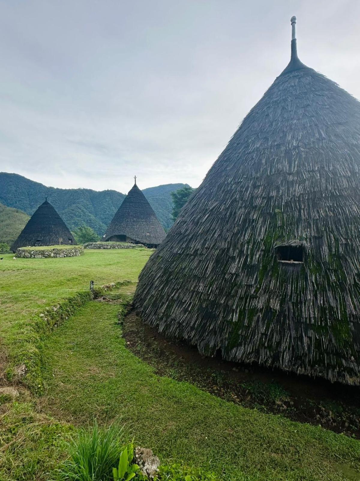 D'Flora Homestay Labuan Bajo Buitenkant foto